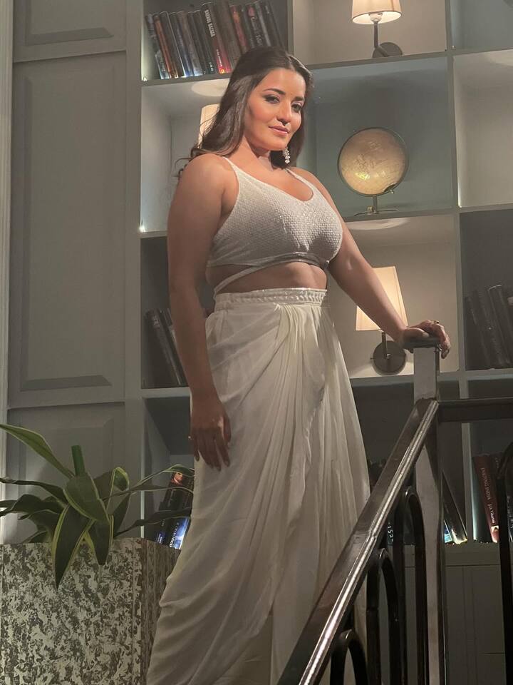 ભોજપુરી અભિનેત્રી મોનાલિસા ઘણીવાર સોશિયલ મીડિયા પર આગ લગાને છે. આ દરમિયાન મોનાલિસાએ તેની કેટલીક તસવીરો શેર કરી છે, જેને જોઈને દરેક વ્યક્તિ ઘાયલ થઈ ગયા છે.