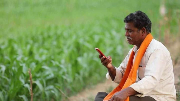 देश के किसानों के लिए भी सरकार ने लोन की व्यवस्था की है. किसानों को किसान क्रेडिट कार्ड के तहत खेती की जरूरत के लिए 5 लाख रुपये तक का लोन मिलता है. किसानों को इस लोन पर 2 से 4% तक की सब्सिडी दी जाती है.