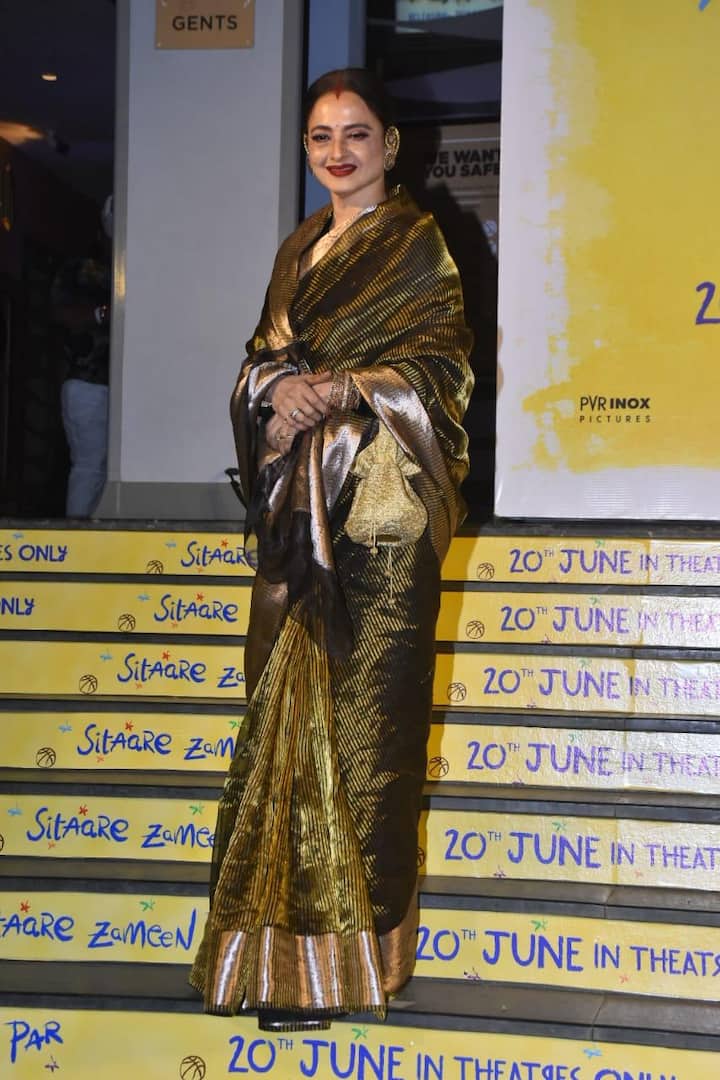 He also gave a lot of poses with Vicky Kaushal. Along with both Vicky and Aamir, he clicked the photo on the red carpet.