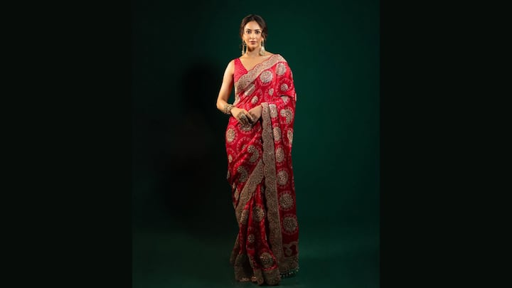 6. Rakul Preet: Rakul Preet made a bold yet graceful statement in her bandhani saree that exuded a regal charm rooted in Rajasthani tradition. Crafted with meticulous detail, the saree featured classic Bandhani dots interspersed with rich gota patti embroidery that formed circular motifs throughout the body. The intricately embellished gold zari border, paired with a matching sleeveless blouse, added a luxurious finish to this saree. Rakul completed her look with traditional kundan jewellery, that featured oversized jhumkas and kadas, enhancing the grandeur of this ethnic ensemble. (Image Source: Instagram/@faabiianaindia)