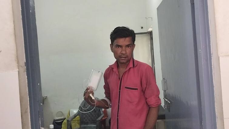 Hapur sikheda chc patient wanders with empty glucose bottle ann ग्लूकोज की खाली बोतल हाथ में लेकर अस्पताल में घूमता रहा मरीज, डॉक्टर और नर्स ने नहीं ली सुध