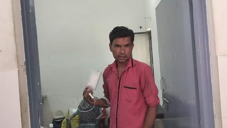 ग्लूकोज की खाली बोतल हाथ में लेकर अस्पताल में घूमता रहा मरीज, डॉक्टर और नर्स ने नहीं ली सुध Hapur sikheda chc patient wanders with empty glucose bottle ann ग्लूकोज की खाली बोतल हाथ में लेकर अस्पताल में घूमता रहा मरीज, डॉक्टर और नर्स ने नहीं ली सुध