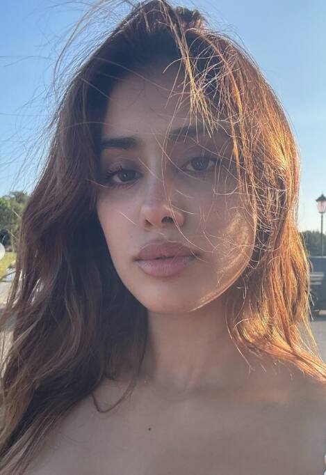 जाह्नवी की ये तस्वीर भी बेहद प्यारी है. इस फोटो में एक्ट्रेस नो मेकअप लुक में नजर आ रही हैं.