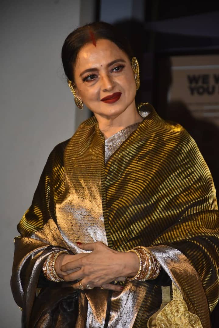 Rekha wore a double shade silk saree. Rekha looked very beautiful in vermilion and dark lipstick in demand.