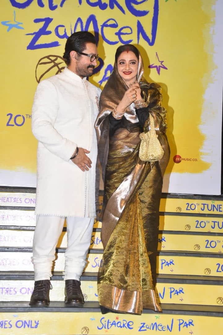 She lives in fun style. She covered her head with a sari's bed and was posing with Aamir Khan.