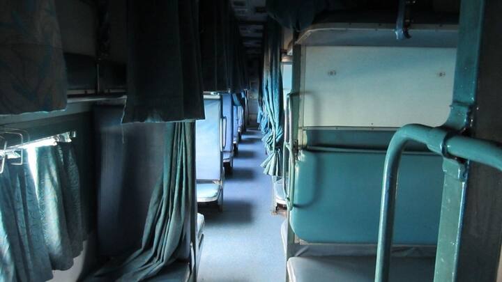 मान लीजिए अपने स्लीपर में टिकट बुक करवाया और और सेम ट्रेन के थर्ड एसी कोच में सीट खाली है. तो आपका टिकट बिना किसी एक्स्ट्रा पैसों के थर्ड एसी में अपग्रेड हो जाएगा. हालांकि इस बात की गारंटी नहीं होती कि आपका टिकट अपग्रेड होगा या नहीं होगा.