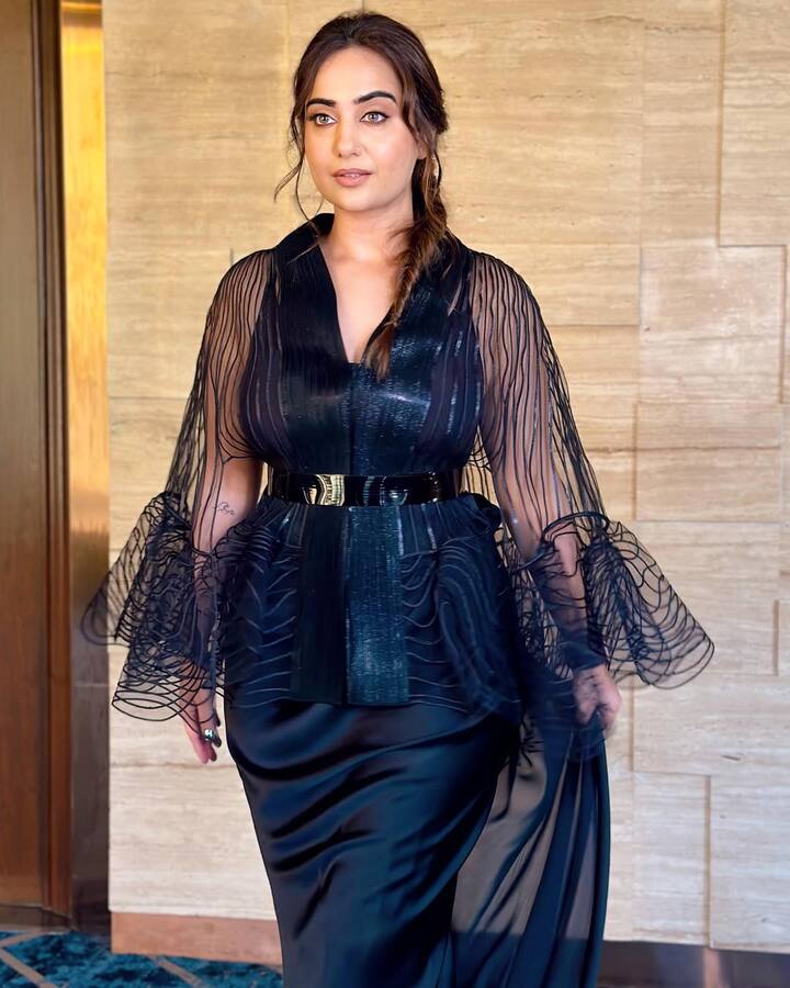 कुशा कपिला ने यूट्यूब से निकलकर फिल्मों और वेबसीरीज में काम कर बतौर एक्ट्रेस अपनी पहचान बनाई है. सोशल मीडिया में उनके कई फॉलोवर्स हैं जो एक्ट्रेस की खूबसूरती देख हैरान रहते हैं.