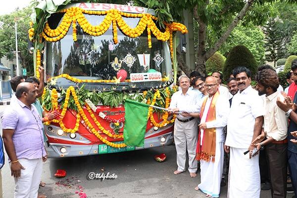 శ్రీవారి ధరరథాలు ఏఏ మార్గాల్లో తిరుగుతున్నాయో అవే మార్గాల్లో ఆర్టీసీ బస్సులు కూడా ఉచితంగా సేవలందించనున్నాయి.