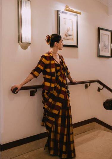 இவர் வேறு யாரும் அல்ல  சமீபத்தில்  கமல் மற்றும் மணிரத்னம்  காம்போவில் வெளியான 'தக் லைப்' திரைப்படத்தில் ஜிங்குசான் பாடலுக்கு சிறப்பு தோற்றத்தில்  டான்ஸ் ஆடி இருந்த நடிகை சானியா  மல்கோத்ரா தான்.