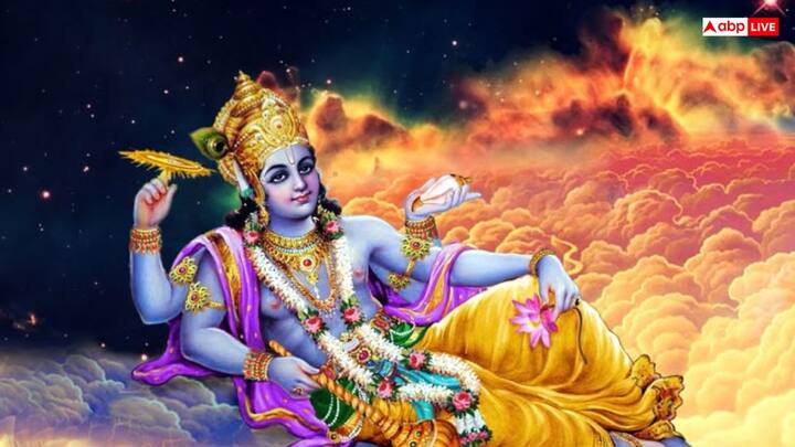 देवशयनी एकादशी का महत्व: आषाढ़ महीने के शुक्ल पक्ष की एकादशी को देवशयनी एकादशी कहा जाता है. इस दिन भगवान विष्णु क्षीर सागर में योगनिद्रा में चले जाते हैं और चार महीनों तक विश्राम करते हैं. इस समय को चातुर्मास कहा जाता है, जिसमें विवाह जैसे शुभ कार्य नहीं किए जाते. इस दिन भगवान विष्णु और माता लक्ष्मी की पूजा विशेष रूप से की जाती है.