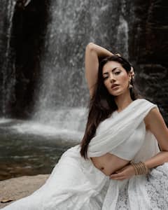 Jeniffer Piccinato PHOTO: વ્હાઈટ સાડીમાં ઝરણાં પાસે જેનિફરે આપ્યા ગ્લેમરસ પોઝ