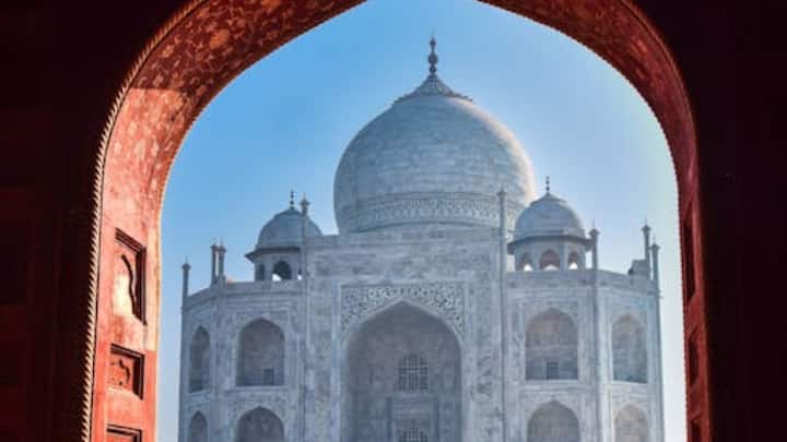 इस महल को बहुत खूबसूरती से बनाया गया है और इसमें अंदर की तरफ शाहजहां और मुमताज दोनों की कब्रें हैं. इसके अलावा कई कमरे भी हैं, जो कि मुगलकाल से बंद हैं.