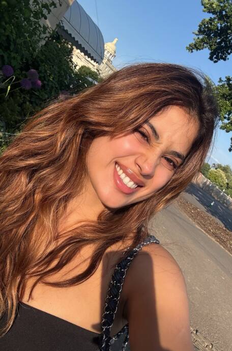 इस तस्वीर में भी जाह्नवी कपूर धूप की वजह से मुंह बनाती हुई बेहद क्यूट लग रही हैं.