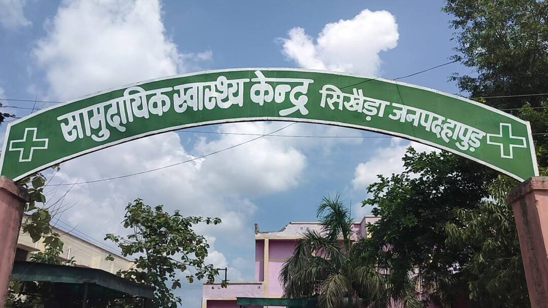 Hapur News two newly born child died in Sikheda Health Center ann Hapur News: सिखेड़ा स्वास्थ्य केंद्र में दो नवजात शिशुओं की मौत, परिजनों ने लगाया लापरवाही का आरोप