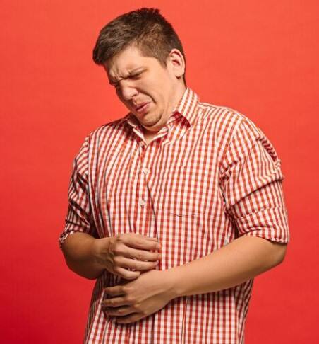 ਭਾਰਤ ਵਿੱਚ ਕਈ ਲੋਕ ਫੈਟੀ ਲਿਵਰ ਦੀ ਸਮੱਸਿਆ ਨਾਲ ਪੀੜਤ ਹਨ, ਪਰ ਇਸਨੂੰ ਆਮ ਸਮੱਸਿਆ ਮੰਨ ਕੇ ਅਕਸਰ ਅਣਡਿੱਠਾ ਕਰ ਦਿੰਦੇ ਹਨ। ਜੇਕਰ ਬਿਮਾਰੀ ਦੇ ਸ਼ੁਰੂਆਤੀ ਲੱਛਣ ਸਮਝ ਲਏ ਜਾਣ, ਤਾਂ ਗੰਭੀਰ ਹਾਲਤ ਤੋਂ ਬਚਿਆ ਜਾ ਸਕਦਾ ਹੈ। ਕਈ ਵਾਰ ਇਹ ਸਮੱਸਿਆ ਵਧ ਕੇ ਜਿਗਰ 'ਚ ਪਾਣੀ ਭਰਨ ਤੱਕ ਪਹੁੰਚ ਜਾਂਦੀ ਹੈ, ਜੋ ਬਹੁਤ ਖਤਰਨਾਕ ਹੋ ਸਕਦੀ ਹੈ।