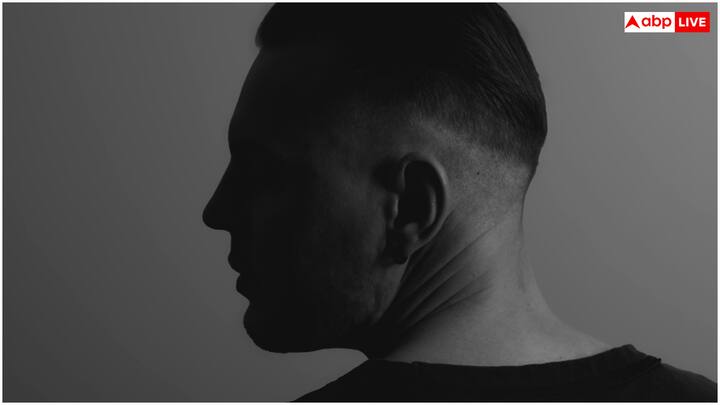 गर्दन के कालेपन को दूर करने के लिए आप नींबू और दही का पैक लगा सकते हैं. नींबू में मौजूद लैक्टिड एसिड डेड स्किन को हटाने में मदद करता है. इसे बनाने के लिए आप एक चम्मच दही में आधा चम्मच नींबू का रस मिलाएं और इसे गर्दन पर सही से लगा लें. करीब 10 मिनट के बाद इसे हल्के हाथों से रगड़ते हुए साफ कर लें.