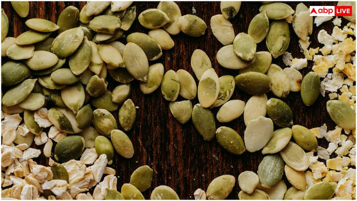 कद्दू के बीजों में फाइबर काफी ज्यादा होता है, जिसके कारण इन्हें ज्यादा खाने से पेट फूलने, गैस और दस्त जैसी दिक्कतें हो सकती हैं. एक्सपर्ट्स के अनुसार, रोजाना 28-30 ग्राम से ज्यादा कद्दू के बीज नहीं खाने चाहिए.