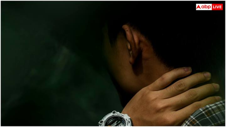 एलोवेरा में एक चम्मच शहद डालकर अच्छी तरह मिला लें. अब इसे अपनी गर्दन पर लगाकर 4-5 मिनट तक हल्के हाथों से मसाज करें. करीब 15 मिनट बाद गर्दन को पानी से धो लें. सप्ताह में 2 से 3 बार शहद और एलोवेरा के मिश्रण का इस्तेमाल करने से गर्दन का कालापन धीरे-धीरे कम हो जाएगा.