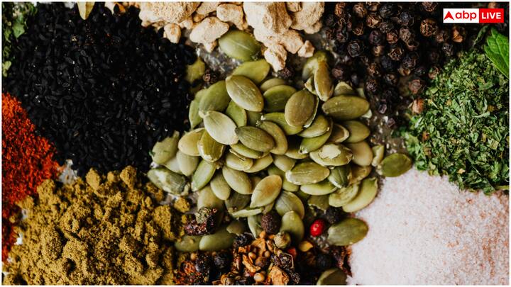 कद्दू के बीजों में काफी ज्यादा कैलोरी होती है. दरअसल, कद्दू के बीजों के एक छोटे से हिस्से में ही काफी कैलोरी होती है. काफी ज्यादा कद्दू के बीज खाने पर वजन बढ़ सकता है.