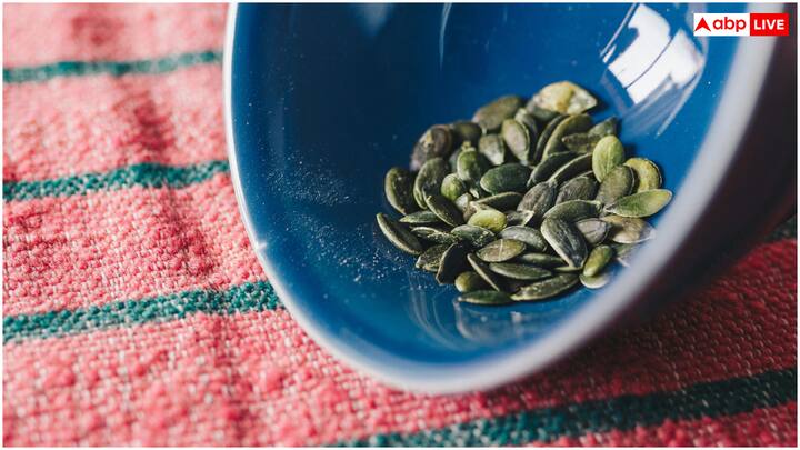 बाजार में मिलने वाले भुने हुए कद्दू के बीजों में नमक की मात्रा ज्यादा होती है. इन्हें ज्यादा खाने से हाई ब्लड प्रेशर और हार्ट संबंधित दिक्कतों का खतरा बढ़ सकता है.