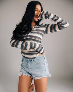 कूड़ेदान से उठा इस बच्ची को मिथुन चक्रवर्ती ने पाला, अब विदेशी लड़के संग लड़ा रही इश्क