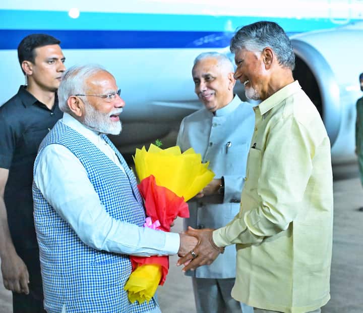 అంతర్జాతీయ యోగాదినోత్సవంలో పాల్గొనేందుకు ప్రధానమంత్రి నరేంద్ర మోదీ విశాఖ చేరుకున్నారు