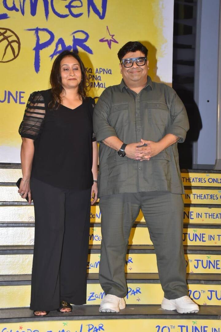 आमिर खान की फिल्म सितारे जमीन पर की स्क्रीनिंग पर कॉमेडियन कीकू शारदा अपनी वाइफ प्रियंका शारदा के साथ पहुंचेय