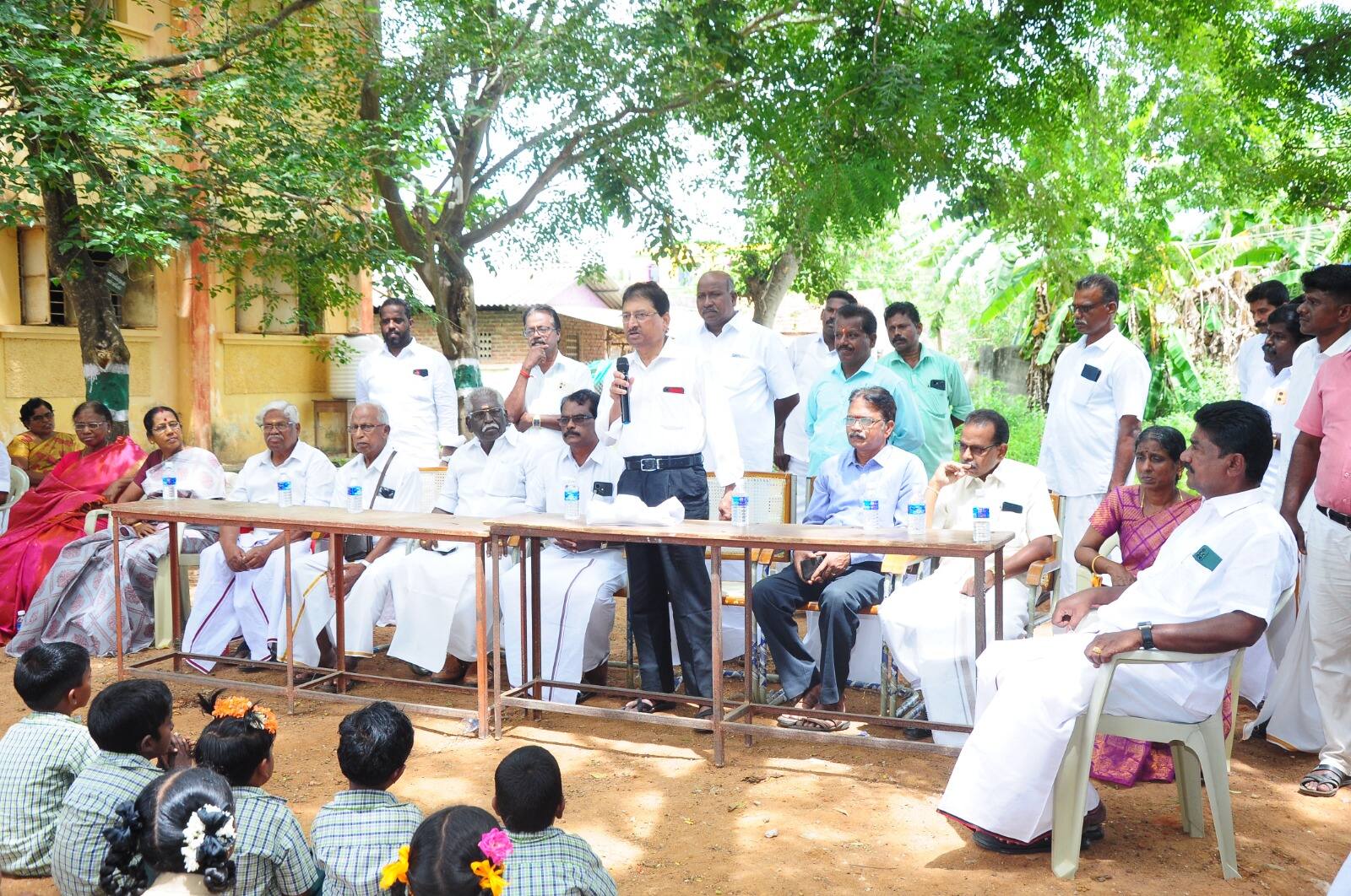 இனி நடக்க வேண்டாம் சோர்வடைய வேண்டாம்; அரசு பள்ளி மாணவர்களுக்காக ரூ.25 லட்சம் மதிப்பிலான வேன்: கிராம மக்களின் நெகிழ்ச்சியான செயல்!