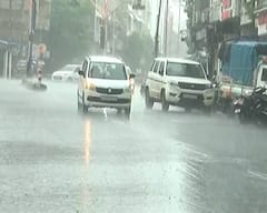Vadodara Rain: વડોદરામાં ધોધમાર વરસાદથી શહેર થયું તરબોળ, વિઝિબિલિટી ઘટતા વાહનચાલકો લાઈટ ચાલુ રાખીને નીકળ્યા!