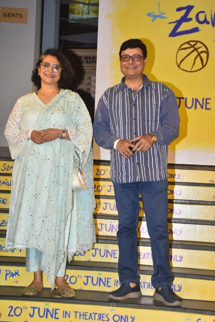 सितारे जमीन पर की स्क्रीनिंग में टीवी के पॉपुलर एक्टर सचिन पिलगांवकर अपनी वाइफ सुप्रिया पिलगांवकर के साथ पहुंचे.