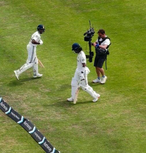 भारताने प्रथम फलंदाजी सुरू केली आणि केएल राहुल आणि यशस्वी जैस्वाल या सलामी जोडीने चांगली सुरुवात केली. त्यांनी मिळून पहिल्या विकेटसाठी 91 धावा जोडल्या.