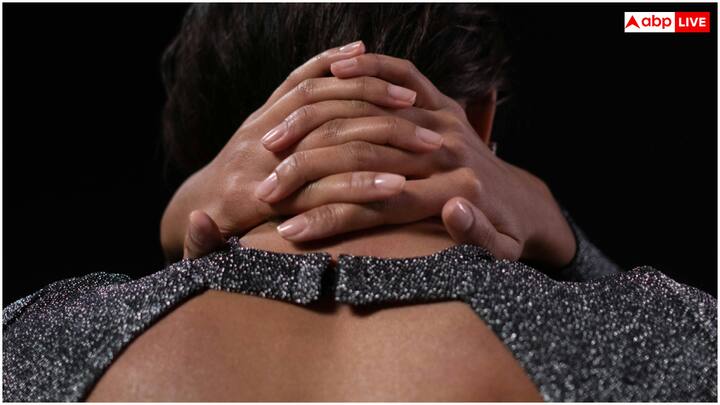 हल्दी और नींबू का मिश्रण गर्दन के कालेपन को दूर करने के लिए एक अच्छा उपाय है. हल्दी में एंटीऑक्सीडेंट और एंटीफ्लेमेटरी गुण होते हैं, जबकि नींबू में विटामिन सी होता है जो त्वचा को हल्का करता है. एक चुटकी हल्दी में कुछ बूंदे नींबू का रस मिलाएं और इसे गर्दन पर लगाएं. 15-20 मिनट बाद धो लें.