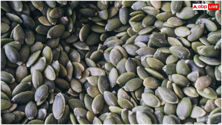 कुछ लोगों को कद्दू के बीजों से एलर्जी हो सकती है. कद्दू के बीज ज्यादा खाने से स्किन पर चकत्ते, खुजली या सांस लेने में तकलीफ जैसी दिक्कतें हो सकती हं. अगर आपको पहले से किसी तरह की एलर्जी है तो सावधानी बरतें.