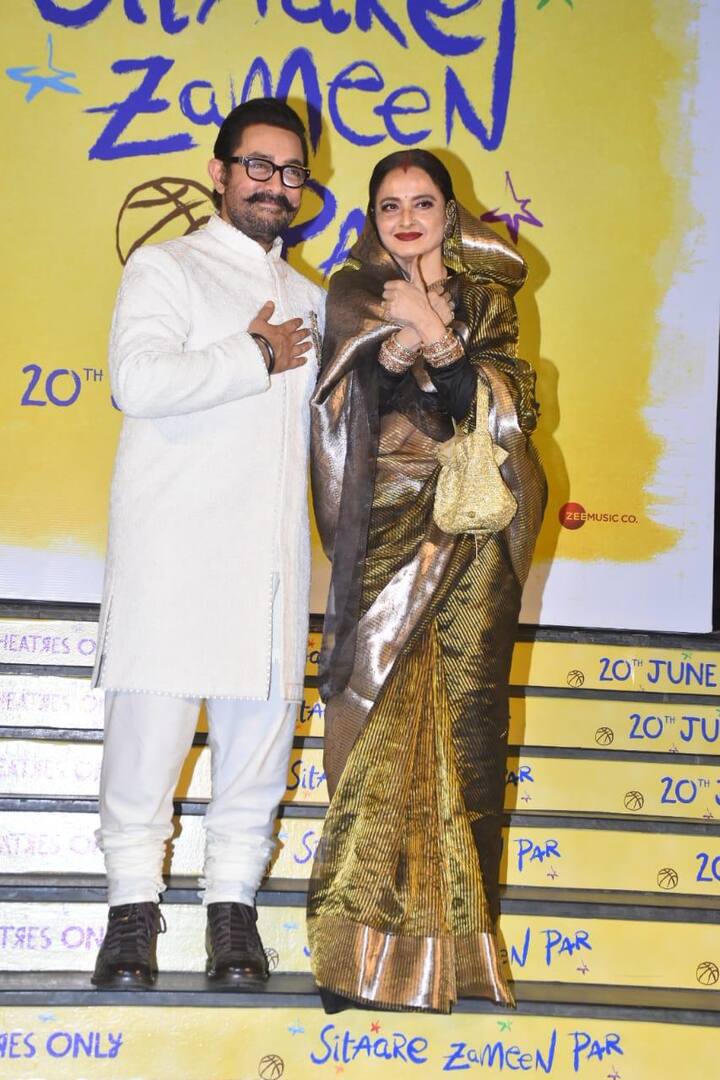 रेखा जिस इवेंट में जाती हैं वहां चार चांद लगा देती हैं. सितारे जमीन पर की स्क्रीनिंग पर भी उनका एक अलग चार्म था.