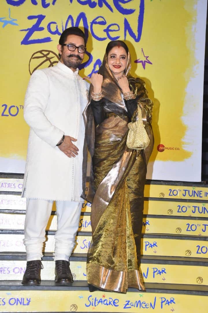 A fan wrote- These are Evergreen Beauty. At the same time, the other wrote- there is no one like Rekha ji.