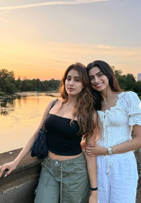 इस तस्वीर में जाह्नवी और खुशी एक दूसरे के साथ पोज देती हुई नजर आ रही हैं. बैकग्राउंड में सनसेट का बेहद खूबसूरत नजारा भी दिख रहा है.