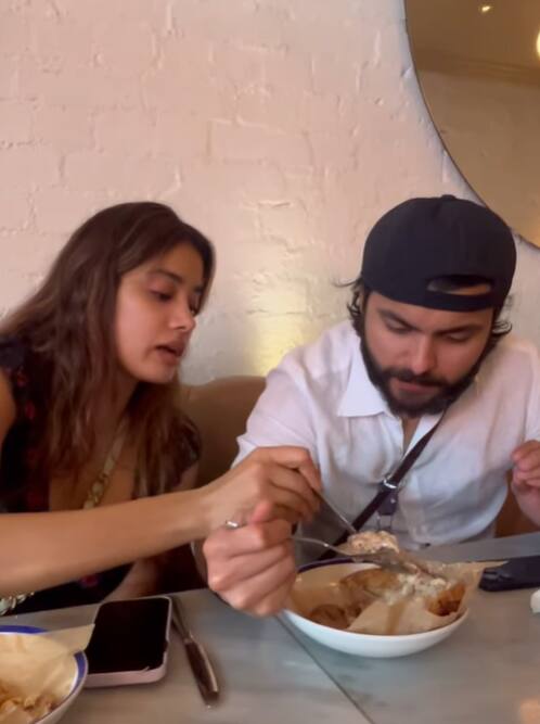 वहीं जाह्नवी के लंदन वेकेशन की एक वीडियो ने सबका ध्यान खींचा है. इस वीडियो में एक्टे अपने बॉयफ्रेंड संग एक रेस्टोरेंट में नजर आ रही हैं.