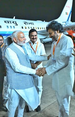 International Yoga Day : విశాఖ చేరుకున్న ప్రధానమంత్రి మోదీ- గ్రాండ్ వెల్కమ్ చెప్పిన సీఎం, డీసీఎం, మంత్రులు