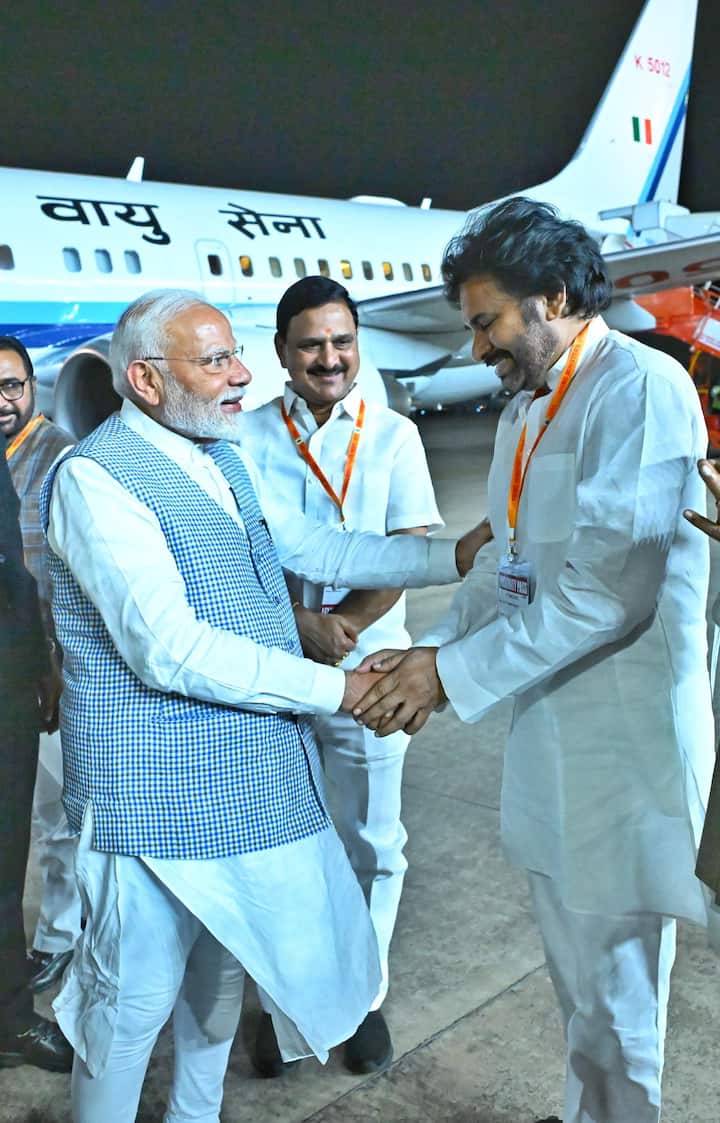 ఒడిశా పర్యటన ముగించుకొని వచ్చిన ప్రధానమంత్రి మోదీకి గవర్నర్ నజీర్‌, సీఎం చంద్రబాబు, డిప్యూటీ సీఎంపవన్ కల్యాణ్‌, మంత్రులు స్వాగతం పలికారు.