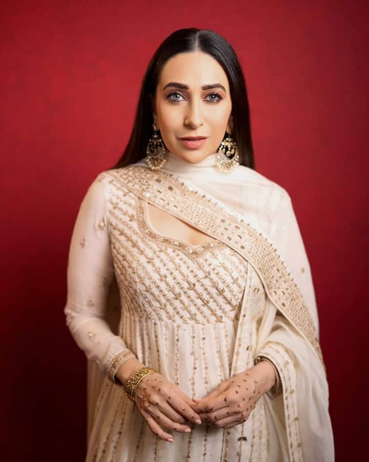 करिश्मा धूप में जाएं या ना जाएं लेकिन सनस्क्रीन जरूर लगाती हैं. क्योंकि, सनस्क्रीन में एंटी एजिंग प्रॉपर्टीज होती है. सनस्क्रीन लगाने से स्किन में की अच्छे बदलाव देखने को मिलते हैं.