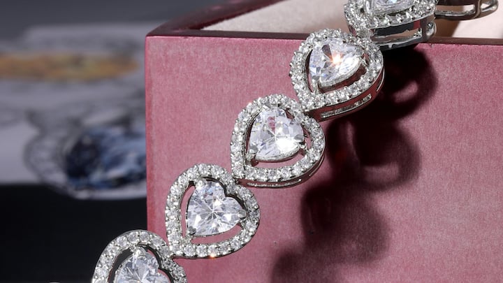 Fancy Shapes Are the New Classic: Round brilliant diamonds enter timeless territory. However, the year 2025 is about fancy shapes. One can pick for oval, marquise, emerald, and even heart-shaped LGD settings. These offbeat profiles offer that delicious pinch of edge and glamour to lure brides who want to set themselves apart without losing the luxurious glint of a diamond. (Image Source: Canva)