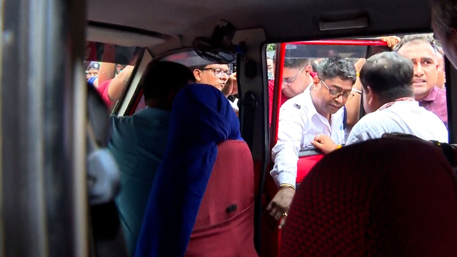 Sukanta Majumdar: লন্ডনের কেলগকাণ্ডের আঁচ শহরে, আটক সুকান্ত মজুমদার ! চিকিৎসক রজতশুভ্রর সঙ্গে সাক্ষাতেই তুলকালাম ভবানীপুরে