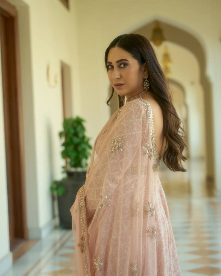 करिश्मा कपूर इन दिनों अपने एक्स पति संजय कपूर की डेथ की वजह से सुर्खियों में छा गई हैं.