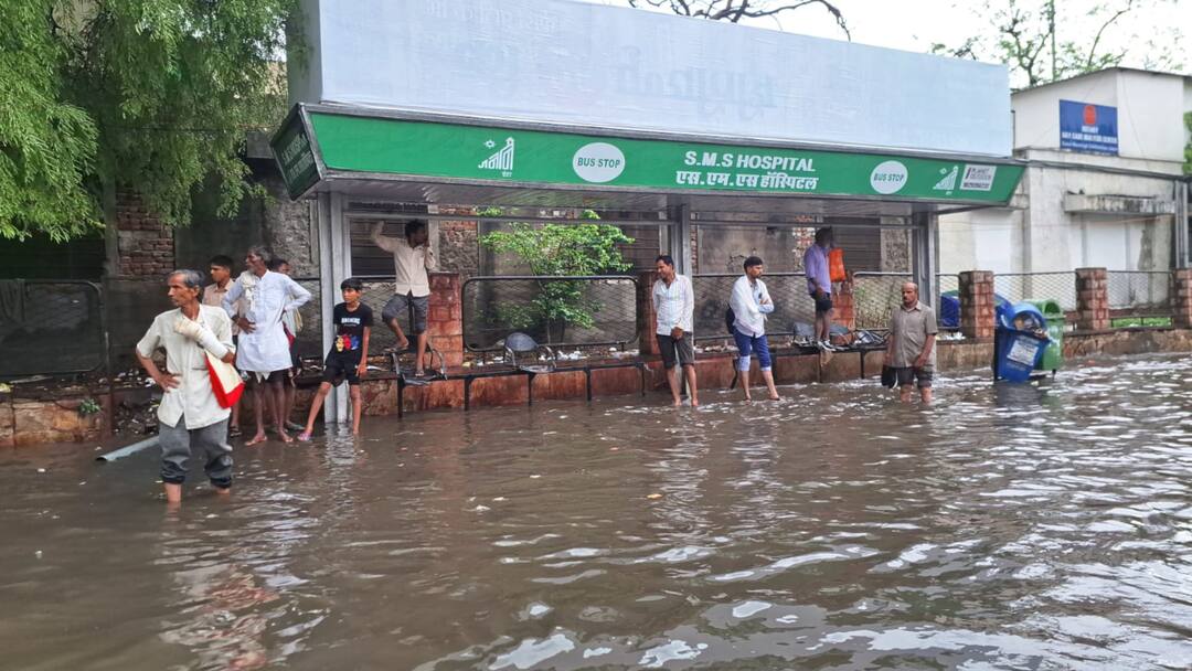 Rajasthan monsoon update rainfall in many district Jaipur traffic jams ANN मानसून की पहली बारिश ने खोली जयपुर में सरकारी दावों की पोल, जगह-जगह जलभराव से परेशानी