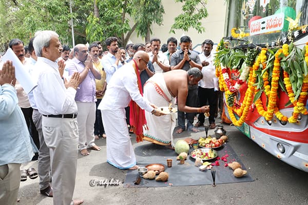 తిరుమలకు వచ్చే భక్తుల సౌకర్యార్థం ఆర్టీసీ బస్సుల్లో ఉచిత ప్రయాణం కల్పిస్తూ నిర్ణయం తీసుకున్నారు టీటీడీ అదనపు ఈవో వెంకయ్యచౌదరి. ఈ మేరకు RTC బస్సుల ఉచిత సర్వీసును స్థానిక అశ్విని ఆసుపత్రి కూడలిలో జూన్ 19న ప్రారంభించారు