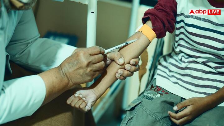 दुनिया का सबसे बड़ा अस्पताल चीन के हेनान प्रांत में स्थित झेंग्झौ विश्वविद्यालय अस्पताल है, जिसमें 7,000 से अधिक बिस्तर हैं.  यह एक मल्टी-स्पेशियलिटी अस्पताल है, जो न केवल दुनियाभर में स्वास्थ्य सेवाएं प्रदान करता है, बल्कि एक प्रमुख वर्ल्ड क्लास रिसर्च सेंटर के रूप में भी कार्य करता है.