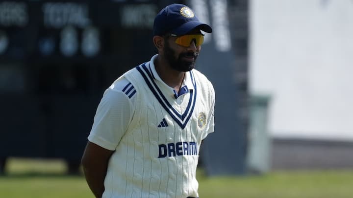 जसप्रीत बुमराह ने इंग्लैंड में अभी तक 37 टेस्ट विकेट लिए हैं. वह इंडिया बनाम इंग्लैंड टेस्ट सीरीज में खेल रहे हैं, हालांकि उनके सिर्फ 3 टेस्ट खेलने की संभावना है लेकिन फिर भी वह शमी से आगे निकल सकते हैं. उन्हें शमी को पीछे छोड़ने के लिए 6 विकेट और चाहिए.