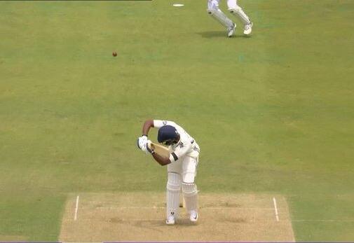 यापूर्वी 2010 मध्ये, दक्षिण आफ्रिकेविरुद्ध नागपूर कसोटीत वृद्धिमान साहा देखील कसोटी पदार्पणात शून्य धावांवर बाद झाला होता.