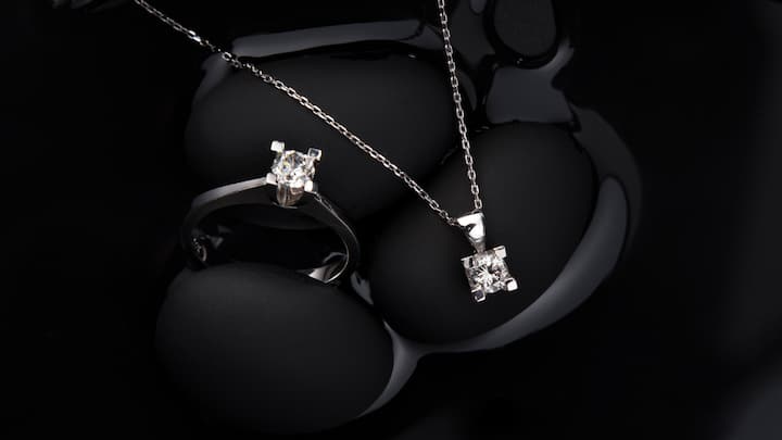 Gender-Fluid Glamour: Traditional bridal jewelry is expanding into gender-inclusive designs. Chunky diamond bands, asymmetrical cuts, and unisex chokers are catering to diverse expressions of love and identity. Today’s wedding jewellery is about shared brilliance and meaningful symbols of unity, it is beyond the bridal bling.  (Image Source: Canva)