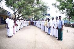 இனி நடக்க வேண்டாம் சோர்வடைய வேண்டாம்; அரசு பள்ளி மாணவர்களுக்காக ரூ.25 லட்சம் மதிப்பிலான வேன்: கிராம மக்களின் நெகிழ்ச்சியான செயல்!